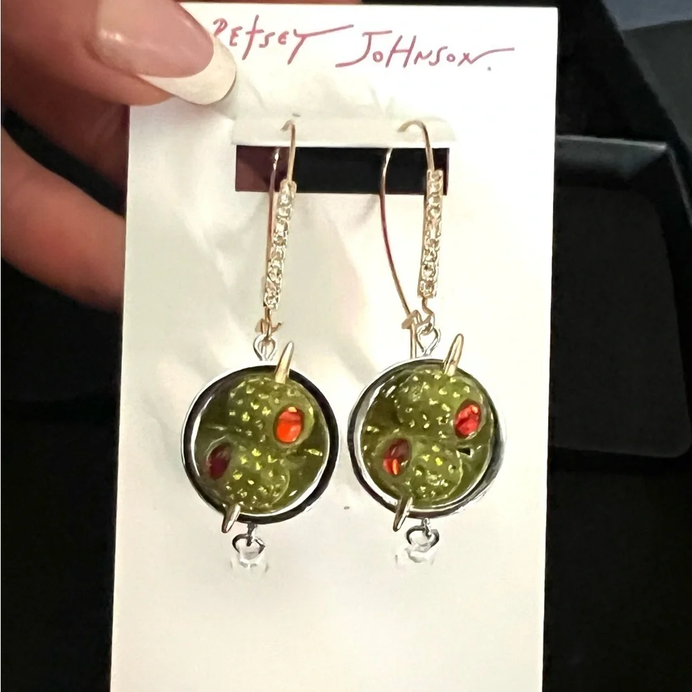 🫒🍸BETSEY JOHNSON MARTINI COCKTAIL RIG AND EARRING SET🍸🫒NWT